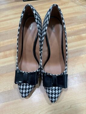 Apt. 9 Black & White Houndstooth Pointed Toe Pumps with Patent Bow